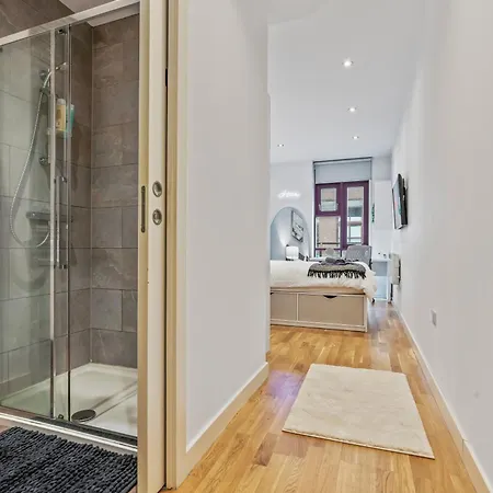 Central Leeds Flat - In City Centre - Modern Decor - Sleeps 8-3