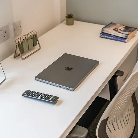 Central Leeds Flat - In City Centre - Modern Decor - Sleeps 8-2