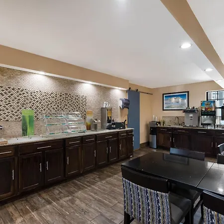 Quality Inn & Suites Airport-2
