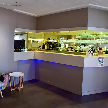 Logis Hotel Le Pelican & Son Restaurant-3