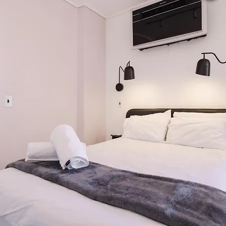 Stylish Sea Point Retreat With Iconic Lion'S Head View-3