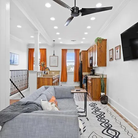Mid-City 2Br W Workspace & Tv-3