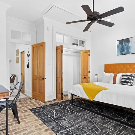 Mid-City 2Br W Workspace & Tv-2