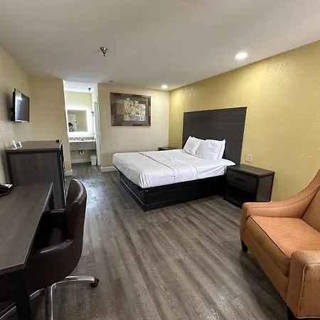 Rodeway Inn & Suites Hwy 290 Nw-2