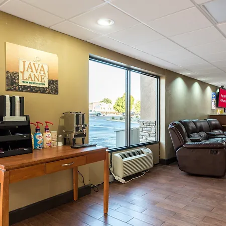 Red Roof Inn & Suites Pigeon Forge Parkway-3