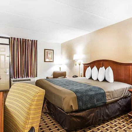 Econo Lodge Savannah Midtown-3