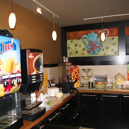 Quality Inn & Suites Pe Trudeau Airport-3