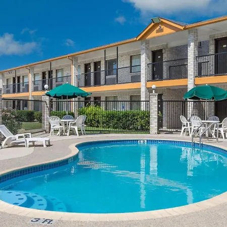 Days Inn Windcrest By Wyndham San Antonio-2