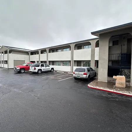 Desert Sands Inn & Suites-3