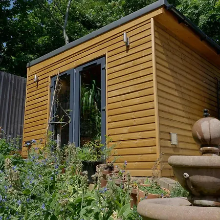 Spacious Cabin London Canary Wharf Free Parking B&B-3