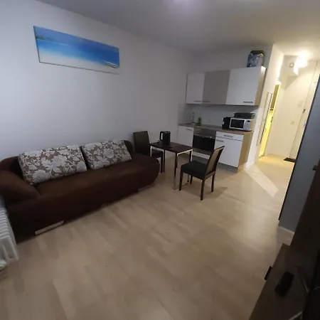 1-Zi Apartment Naehe U-Bahn U-3, Balkon, Garage-3