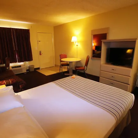 Econo Lodge Inn & Suites Maingate Central-3