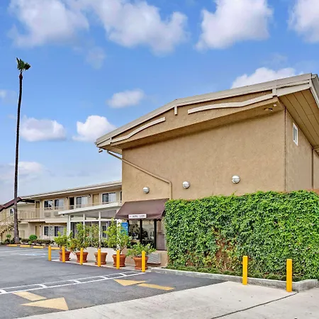 Super 8 By Wyndham Los Angeles-Culver City Area-2