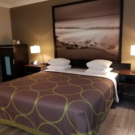 Super 8 By Wyndham Los Angeles-Culver City Area-3