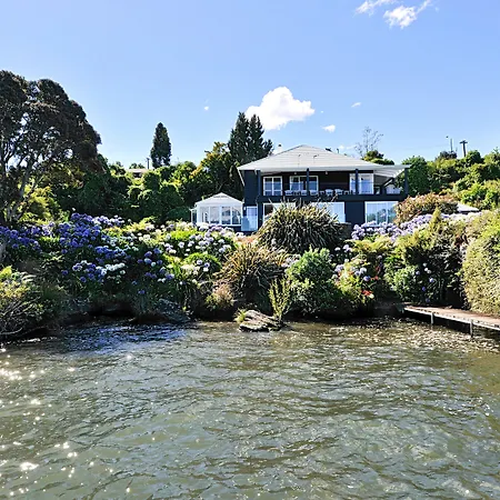 Black Swan Lakeside Boutique Hotel-2