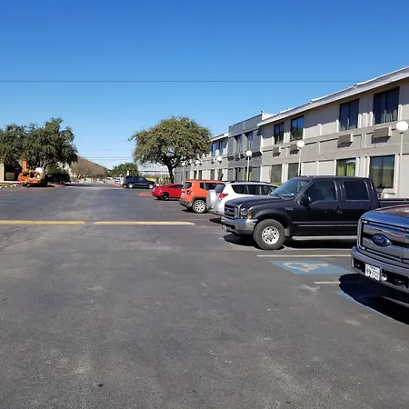 Travelodge By Wyndham San Antonio Downtown Northeast-3