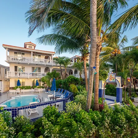 Blue Tang Inn - Beachfront Suites And Pool-2