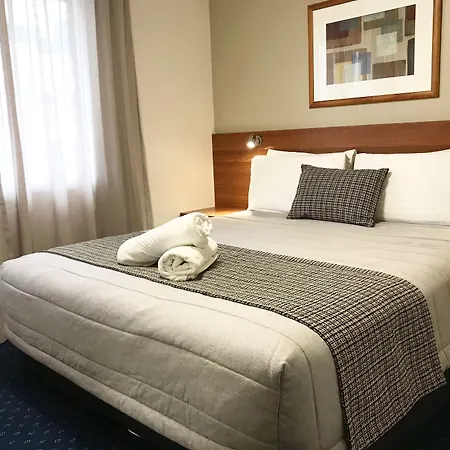 Ventura Inn & Suites Hamilton-3
