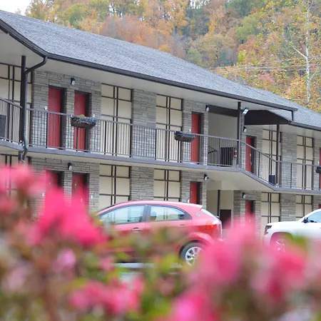 Econo Lodge Inn & Suites On The River-3
