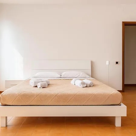 -10 Minutes From The Station- - 5 Beds--2