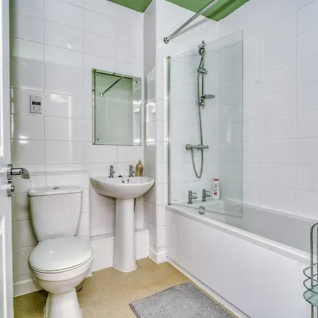 Stylish 2-Bedroom Home In Salford - 5 Guests-3