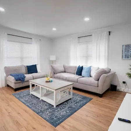 Beautiful Spacious Stylish Near Busch Gardens-2
