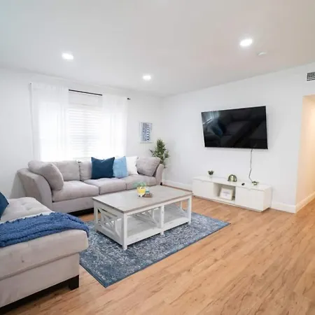 Beautiful Spacious Stylish Near Busch Gardens-3