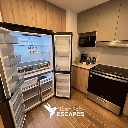 Luxury High-Floor 3 Bedroom Apartment Free Pool & Gym-2