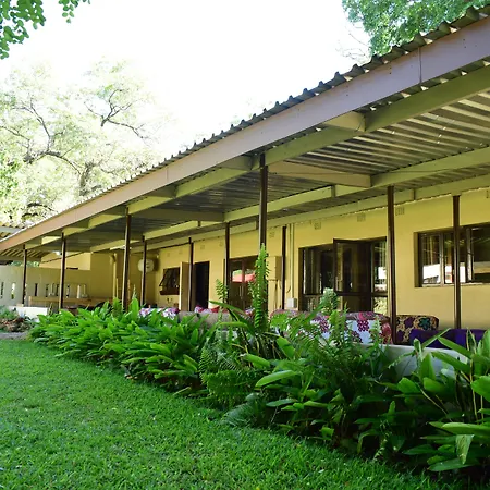 Shoestrings Backpackers Lodge Vic Falls-2