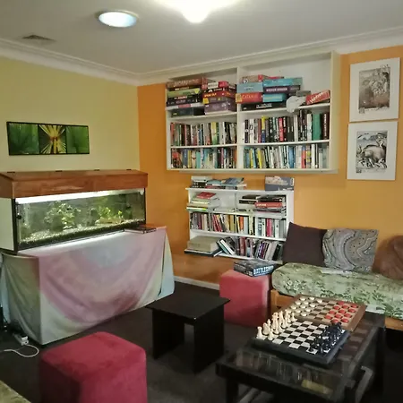 Ozzie Pozzie Backpackers-3