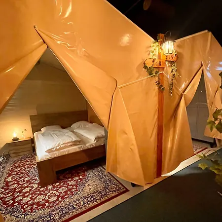 Urban Camper Hostel & Bar-3