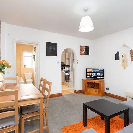 Regalia Living Apartment In Southampton-3