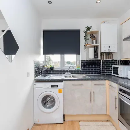Regalia Living Apartment In Southampton-2
