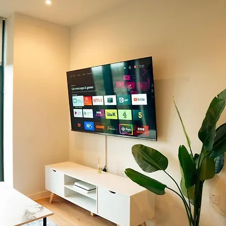 Luxury Sky Suites 2 Bedroom 2 Bathroom City Centre Apartment-2