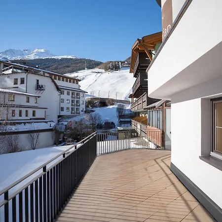 Glanz & Glory Hotel-2