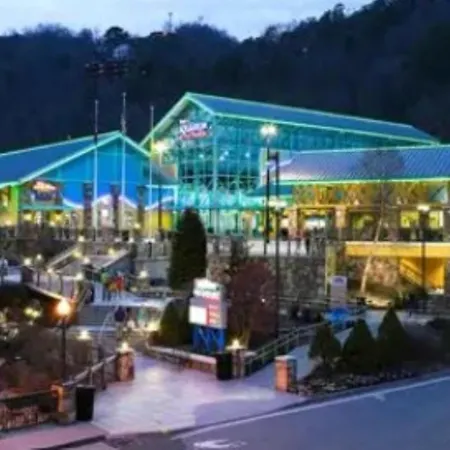 Sunset Ridge Cabin - A Romantic Smoky Mountain Escape Or Family Getaway With Privacy - Behind Dollywood, Large Game Room, Jacuzzi Tub, Fire Pit, Large Wrap-Around Deck, And More-2