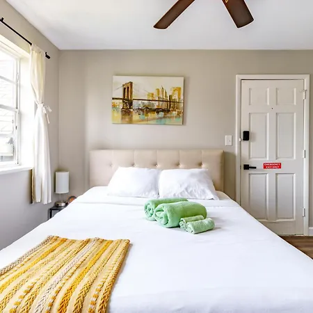 Jungle House Columbus Downtown Free Parking Sleeps 6 - Steps To Convention Center & Nationwide Arena - 1Br Short North Luxury Home - Over 5,800 Five Star Stays-3