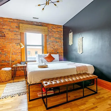 Jungle House Columbus Downtown Free Parking Sleeps 8 - Walk To Convention Center & Nationwide Arena - 1Br Short North Luxury Home - Over 5,800 Five Star Stays-3