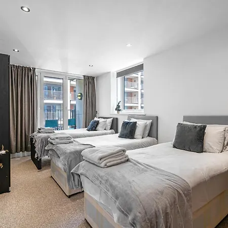 Spacious Excel London Apartment With Balcony, River View And Parking Sleeps 8-2