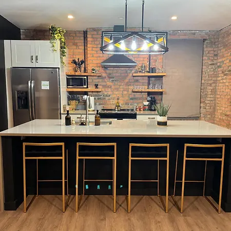 Jungle House Columbus Downtown Free Parking Sleeps 8 - Steps To Convention Center & Nationwide Arena - 2Br Short North Luxury Home - Over 5,800 Five Star Stays-3