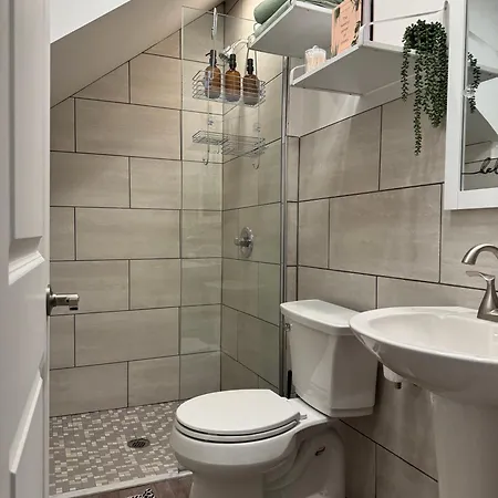 Jungle House Columbus Downtown Free Parking Sleeps 8 - Steps To Convention Center & Nationwide Arena - 2Br Short North Luxury Home - Over 5,800 Five Star Stays-2