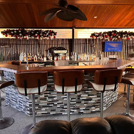 Luxury Retreat With Swim Spa, Outdoor Bar! Canning Vale-2