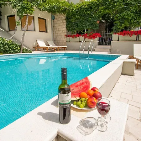 Holiday Home Geraeumiges Ferienhaus In Omis Mit Privatem Pool By Interhome-2