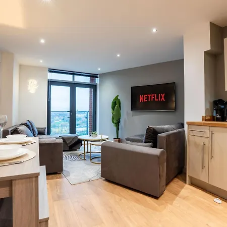 Leeds City Living By The River - Sleeps 10 - Balcony-3