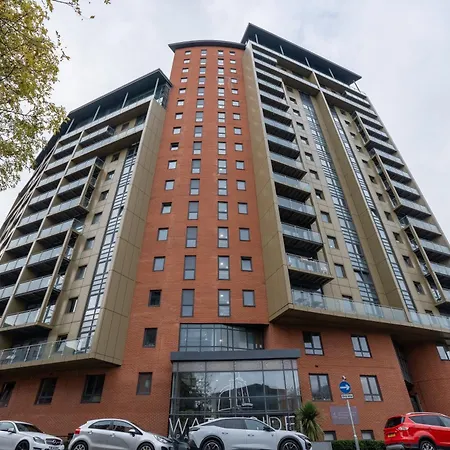 Leeds City Views - Riverside Living - Sleeps 8 - Balcony-2