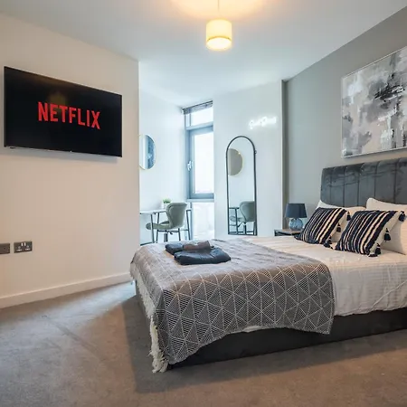 Leeds City Views - Riverside Living - Sleeps 8 - Balcony-3