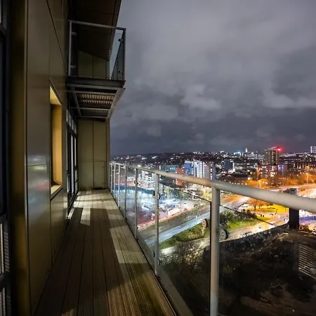 Leeds - Stylish City Stay With River Views - Sleeps 8-2