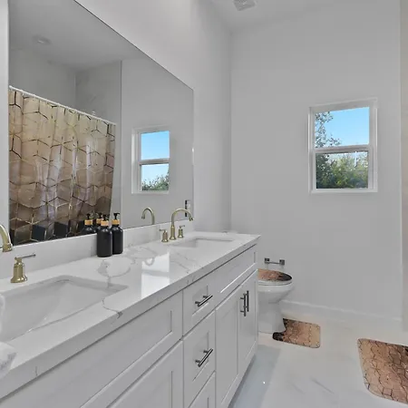 Spacious Family Home Close To Downtown & Med Center-2