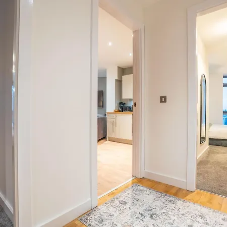 Leeds City Living By The River - Sleeps 10 - Balcony-2