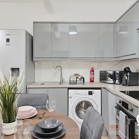Stylish 2Br Flat By Golden Service Accommodation Holiday Lets Forest Gate-3